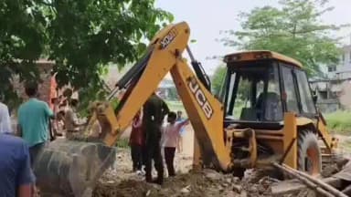 बैरगनियां: अस्पताल की जमीन पर कॉम्प्लेक्स निर्माण का विरोध, हंगामे के बाद जेसीबी लेकर लौटा ठेकेदार