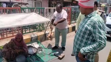 भिंड नगर: सदर बाजार में नगर पालिका की कार्रवाई, फुटपाथ से हटाया अतिक्रमण