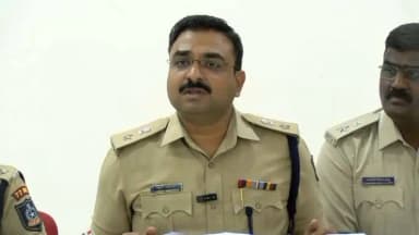 ಬಬಲೇಶ್ವರ: ಯಕ್ಕುಂಡಿ ಗ್ರಾಮದ ಹೊರ ಭಾಗದಲ್ಲಿ ಇಸ್ಪೀಟು ಆಡುವಾಗ ಪೊಲೀಸರ ದಾಳಿ : ನಗರದಲ್ಲಿ ಎಸ್ ಪಿ ಲಕ್ಷ್ಮಣ ನಿಂಬರಗಿ