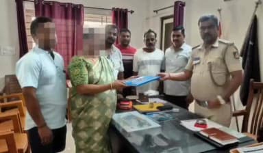 ದಾವಣಗೆರೆ: ನಗರದಲ್ಲಿ 50 ಗ್ರಾಮ ತೂಕದ ಚಿನ್ನದ ಪರ್ಸ್ ಮಿಸ್; ಪತ್ತೆ ಹಚ್ಚಿ ವಾಪಾಸ್ ಕೊಟ್ಟ ಪೊಲೀಸರು