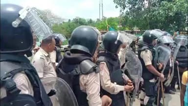খুমটাই: খুমটাইত উত্তপ্ত পৰিস্থিতি, খুমটাই আৰক্ষী চকী ঘেৰাও কৰি প্ৰতিবাদ শতাধিক জনতাৰ