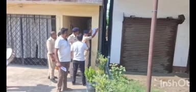 तुरकौलिया: न्यायालय के निर्देश पर तुरकौलिया पुलिस ने गुरुवार को पॉस्को एक्ट के दो आरोपियों के घर पर इश्तेहार चिपकाए