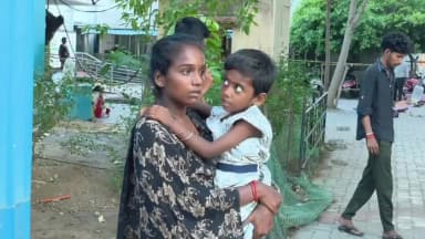 கள்ளக்குறிச்சி: கள்ளக்குறிச்சி அரசு மகப்பேறு சிகிச்சை பிரிவில் தனது உறவினரை பார்க்கச் சென்ற பெண்ணை உடையை பிடித்து கீழே தள்ளிய மருத்துவ பணியாளர்