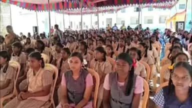 அரக்கோணம்: அரக்கோணம் அரசு ஆதிதிராவிடர் பெண்கள் மேல்நிலைப் பள்ளியில் மாணவர்களுக்கு உபகரணங்களை அமைச்சர் காந்திராஜ் வழங்கினார்