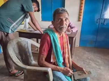 सामरी कुसमी: एक खाते में 23 किसानों का कर्ज, बुजुर्ग किसान पर चढ़ा 5 लाख से अधिक का बकाया