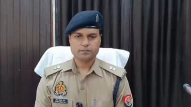 #Spfhr के निर्देशन में जनपद में गुमशुदा एवं खोए हुए मोबाइल फोनों की बरामदगी हेतु निरंतर अभियान संचालित किया जा रहा है। इसी क्रम में CEIR (Central Equipment Identity Register) पोर्टल के माध्यम से गुमशुदा मोबाइल फोनों को ट्रेस कर उनकी बरामदगी सुनिश्चित की जाती है।
उल्लेखनीय है कि इससे पूर्व दिनांक 12 मई को भी बरामद मोबाइल फोन उनके वास्तविक स्वामियों को वितरित किए गए थे। उसी क्रम में विगत लगभग 20 दिनों के दौरान जनपद के विभिन्न थाना क्षेत्रों से संबंधित 137 गुमशुदा मोबाइल फोन बरामद किए गए हैं।
इस सफलता में जनपदीय CCTNS टीम एवं थाना स्तर पर कार्यरत CCTNS कर्मियों का महत्वपूर्ण योगदान रहा है। सभी टीमों द्वारा समन्वित रूप से कार्य करते हुए तकनीकी माध्यमों का प्रभावी उपयोग किया गया, जिसके परिणामस्वरूप उक्त मोबाइल फोनों की बरामदगी संभव हो सकी।
जब किसी गुमशुदा मोबाइल फोन का उपयोग पुनः प्रारंभ होता है अथवा वह किसी अन्य नेटवर्क पर सक्रिय होता है, तो CEIR पोर्टल के माध्यम से संबंधित सूचना प्राप्त होती है। प्राप्त अलर्ट के आधार पर पुलिस टीम द्वारा त्वरित एवं आवश्यक कार्रवाई करते हुए मोबाइल फोन को बरामद कर उसके वास्तविक स्वामी को सुपुर्द किया जाता है, के संबंध में #Addlspfhr की बाइट।
#UPPolice
@Uppolice
@ADGZonPrayagraj
@igrangealld