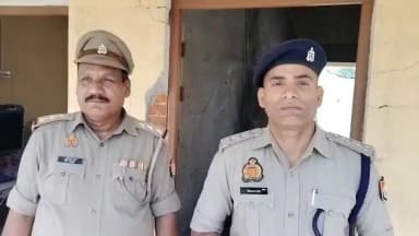 🔸आज दिनांक 04.06.2026 को प्राप्त सूचना के अनुसार, क्रेशर ‘बुंदेलखंड इंटरप्राइजेज’, जो ग्राम गुगौरा थाना पनवाड़ी क्षेत्रान्तर्गत स्थित है, में आज दोपहर एक कमरे में एसी लगा हुआ था, जिसमें दो व्यक्ति बैठे हुए थे। अचानक एसी में ब्लास्ट हो जाने के कारण दोनों व्यक्ति गंभीर रूप से घायल हो गए।
🔸दोनों घायलों को तत्काल सामुदायिक स्वास्थ्य केंद्र (सीएचसी) पनवाड़ी ले जाया गया, जहाँ उपचार के दौरान एक व्यक्ति की मृत्यु हो गई, जबकि दूसरे व्यक्ति को गंभीर अवस्था में झांसी अस्पताल रेफर किया गया है।
🔸घटना की सूचना पर मौके पर पहुंचकर एसडीएम एवं फॉरेंसिक टीम के साथ घटनास्थल का निरीक्षण/मौका मुआयना किया जा रहा है। आवश्यक साक्ष्य संकलन की कार्यवाही की जा रही है तथा समस्त पहलुओं की जांच भी प्रचलित है। प्रकरण में नियमानुसार अग्रिम आवश्यक विधिक कार्यवाही की जाएगी।
📌उक्त घटना के सम्बन्ध में क्षेत्राधिकारी कुलपहाड़ श्री रविकान्त गोंड द्वारा दी गई बाइट।👇
@Uppolice
@ADGZonPrayagraj
@rangechitrakoot