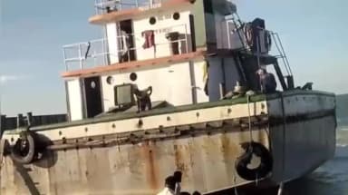 இராமநாதபுரம்: சாயல்குடி அருகே மாரியூர் கடற்கரையில் இரண்டு சரக்கு கப்பல்கள் கரை ஒதுங்கியதால் மீனவர்கள் மற்றும் பொதுமக்களிடையே பரபரப்பு நிலவியது.
