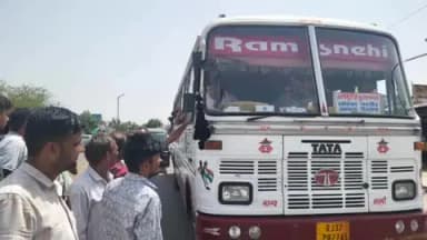 बावड़ी: बावड़ी मुख्य बाजार में तेज रफ्तार निजी बस की लापरवाही से बड़ा हादसा टला, बाइक सवार बाल-बाल बचा