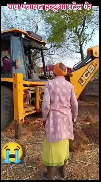 ग्राम हरदुआ पटेल तह.रैपुरा जिला पन्ना म. प्र. मै सरपंच लक्ष्मी पति राजेश दारा खेत मे जबरजस्ती खोद कर निकाला जा रहा नाला
