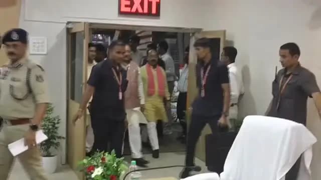 बिलासपुर संभाग के पांच जिलों की समीक्षा बैठक में मुख्यमंत्री श्री विष्णुदेव साय ने अधिकारियों को जनता की समस्याओं के त्वरित समाधान, बेहतर पेयजल व्यवस्था, स्वास्थ्य सेवाओं और खरीफ तैयारियों पर विशेष ध्यान देने के निर्देश दिए।
"जनता तक योजनाओं का लाभ पहुंचाना ही सुशासन का मूल उद्देश्य है।"
#SuShasanTihar2026 #VishnuDeoSai #GoodGovernance #ViksitChhattisgarh #cmochhattisgarh