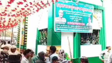 धनौरा: गजरौला में भूरे शाह की मजार पर उमड़ा जनसैलाब, हजारों अकीदतमंदों ने चादरपोशी कर अमन-चैन की दुआ मांगी