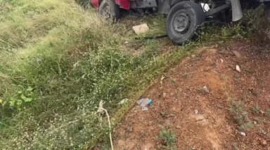 மானூர்: குத்தாலபேரி விலக்கு அருகே தறிக்கெட்டு ஓடிய லோடு வேன் ஆட்டோ, பைக் மீது மோதியது. வாலிபர் பலி. 8 பேர் காயம். போலீசார் வழக்கு பதிவு.