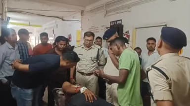 देवघर: घायल युवक से पूछताछ में खुला मामला, पांच संदिग्ध हिरासत में
सदर अस्पताल में भर्ती घायल युवक का इलाज पुलिस की निगरान