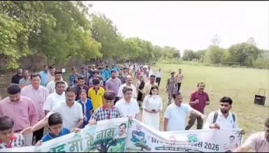 सिर्फ पेड़ लगाना ही नहीं, बल्कि अपनी आदतों का बदलाव भी पर्यावरण को सुरक्षित रखता है - कलेक्टर
एक पेड़ मां के नाम अभियान के तहत किया पौधारोपण
विश्व पर्यावरण दिवस के अवसर “एक पेड़ मां के नाम” पौधारोपण कार्यक्रम के तहत पीएम श्री केन्द्रीय विद्यालय भिण्ड में कलेक्टर भिण्ड, सीईओ जिला पंचायत भिण्ड, अपर कलेक्टर, डिप्टी कलेक्टर, जिला शिक्षा अधिकारी, सीएमओ भिण्ड सहित अन्य अधिकारी, सामाजिक संगठन, गणमान्य नागरिकों एवं छात्र-छात्राओं द्वारा वृहद स्तर पर पौधों का रोपण कर पर्यावरण संरक्षण का संकल्प लिया गया।
कलेक्टर भिण्ड ने पौधारोपण कार्यक्रम के दौरान उपस्थित केन्द्रीय विद्यालय के छात्रों को संदेश देते हुए कहा कि आने वाली पीढ़ी पर्यावरण के प्रति सजग हो यह बहुत जरूरी है।आप किताबों में भी पढ़ते हैं कि क्यों पर्यावरण बचाना महत्वपूर्ण है। पृथ्वी पर शुद्ध वायु, शुद्ध जल उपलब्धता के लिए जरूरी है कि पर्यावरण सुरक्षित रहे। आप सभी बहुत जागरूक हैं। सिंगल यूज प्लास्टिक के उपयोग को कम करना है, चीजों को रीसाइकिल करने पर जोर देना है, अपने आस पास कोई वेस्ट है तो उसे क्लीन करने के लिए बाकी लोगों को प्रेरित करना है, बिजली का उपयोग आवश्यकतानुसार ही करना है, क्योंकि सभी जानते हैं कि बिजली बनाने में भी अलग-अलग संसाधनों का उपयोग होता है, ईंधन का उपयोग आवश्यकतानुसार रखना है, पानी का उपयोग आवश्यकतानुसार ही करना है, कागज़ वेस्ट न हो, काग़ज़ का रि-यूज हो, ये सभी छोटी-छोटी आदतें पर्यावरण को बचाने में सहयोग देंगी। क्योंकि पेड़ लगाना ही एक मात्र तरीका नहीं है पर्यावरण को सुरक्षित रखने का, अपनी आदतों का बदलाव भी पर्यावरण को सुरक्षित रखता है।
कलेक्टर ने कहा कि प्रकृति सिर्फ संसाधन नहीं बल्कि हमारे जीवन का आधार है। इसे बचाना हम सभी की जिम्मेदारी है।
उन्होंने सभी से अपील की कि हर व्यक्ति एक पौधा जरूर लगाए ताकि आने वाली पीढ़ियों को स्वच्छ हवा, हरियाली और संतुलित वातावरण मिल सके।
कार्यक्रम के दौरान कलेक्टर ने उपस्थित सभी लोगों को पर्यावरण संरक्षण की शपथ दिलाई।
#CMMadhyaPradesh
#JansamparkMP
#WorldEnvironmentDay2026
#विश्व_पर्यावरण_दिवस
#भिण्ड
#Bhind