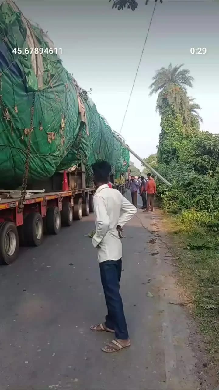 यह मशीन देखो अगर विदेश से आई है भीकमपुर चौराहे में इसमें कांबा टूट गया rajwapur