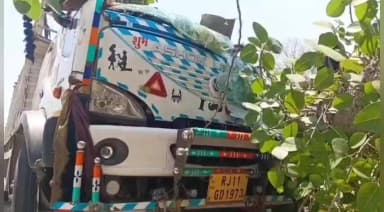 महोबा: पिपरामाफ में भीषण सड़क हादसे में एक ही परिवार के 12 लोग घायल, 20 खच्चरों की हुई मौत