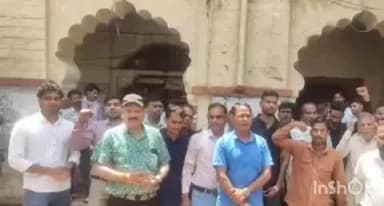 बारां: बारां नगर परिषद के कर्मचारियों ने पेन डाउन कर कार्यालय पर ताला लगाया, एक्सईएन भुवनेश मीणा के साथ हुई धक्का-मुक्की