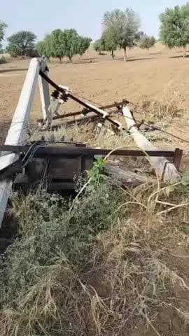 लोहावट: आऊ क्षेत्र में 16 बिजली पोल और एक ट्रांसफार्मर क्षतिग्रस्त, आपूर्ति हुई बाधित