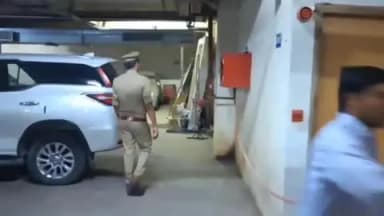 झांसी: दिल्ली अग्निकांड के बाद झांसी में अलर्ट, अग्निशमन अधिकारी ने होटलों और रेस्टोरेंटों का किया निरीक्षण, जांची व्यवस्थाएं