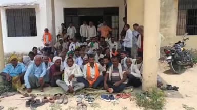 सवायजपुर: चकबंदी में धांधली और धन उगाही का आरोप, किसान यूनियन ने सवायजपुर में कार्यालय घेरकर अनिश्चितकालीन धरना शुरू किया