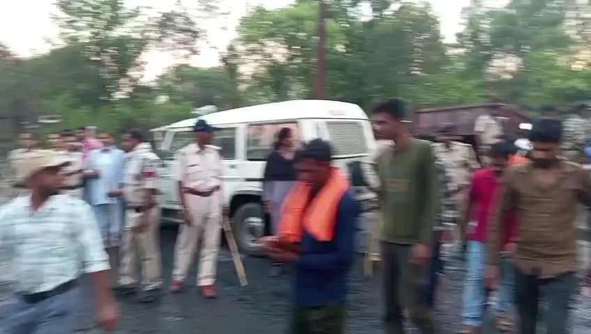 बेरोजगार किसान को जेल मे डाला गया
आर अर्थ कम्पनी मे काम के लिए अनसन मे बैठे थे तो बकही और बकहो के लोगो को