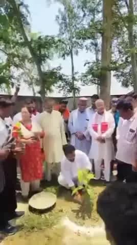 इटवा: ‘एक पेड़ माँ के नाम’ अभियान के तहत खुनियाँव में वृहद वृक्षारोपण, डॉ. सतीश द्विवेदी ने दिया पर्यावरण संरक्षण का संदेश