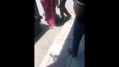 मऊरानीपुर: मऊरानीपुर अस्पताल गेट पर एक पति की पत्नी और दूसरी महिला के बीच जमकर मारपीट, वीडियो हुआ वायरल