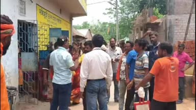 বিনপুর ১: তৃণমূল নেতার পর এবার দহিজুড়িতে দুর্নীতির অভিযোগ তুলে গ্রামপঞ্চায়েতের কর্মীদের ঘিরে বিক্ষোভ দেখালেন উত্তেজিত জনতা