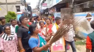 বাগনান ১: হাওড়ার বাগনানে বিধায়ক অরুনাভ সেনের বাড়ির সামনে স্থানীয় মহিলাদের ঝাঁটা ও জুতো হাতে বিক্ষোভ
