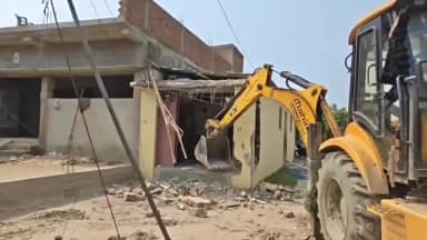 बेलदौर: डीएम के निर्देश पर यद्दुबासा में चला बुलडोजर, सड़क से हटाया जा रहा अतिक्रमण