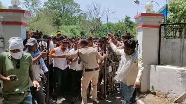 छतरपुर: टोरिया मोहल्ला बवाल मामले में सर्व हिंदू समाज ने सौंपा ज्ञापन, आरोपियों पर कड़ी कार्रवाई और बुलडोजर कार्रवाई की मांग