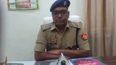 #gorakhpurpolice
#PoliceAction
➡️दिनांक 05.06.2026 को एक दम्पत्ति अपने बच्चे के साथ तरकुलहा देवी मंदिर दर्शन हेतु जा रहे थे। इसी दौरान भोपा बाजार चौराहा के पास ट्रक से एक्सीडेण्ट में पति-पत्नी की मृत्यु हो गई ।
➡️#PsChauriChaura पुलिस द्वारा मौके पहुचकर शव को पोस्टमार्टम हेतु भेजा गया है। ट्रक एवं चालक को पुलिस हिरासत में लेकर अग्रिम विधिक कार्यवाही की जा रही है।
➡️ जिसके संबंध में #spnorthgkp द्वारा दी गयी वीडियो बाईट-
#UPPolice #VideoByte
@dgpup @AdgGkr @diggorakhpur