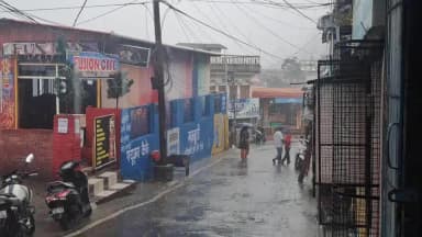 पौड़ी: अचानक बरसी मेघों की फुहार, शहर बेहाल; बच्चों ने बारिश का मनाया जश्न, राहगीर तलाशते रहे पनाह