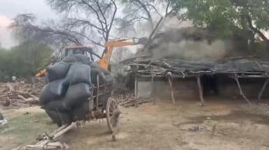 चरखारी: चरखारी के ग्राम पुपवारा में एंटी अतिक्रमण अभियान, 3 बीघा ग्राम समाज भूमि खाली कर पंचायत को सौंपी गई
