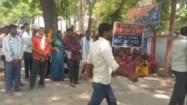 बिलग्राम: सर्राफा व्यापारी की गिरफ्तारी की मांग को लेकर ग्रामीणों ने एसपी कार्यालय के बाहर किया प्रदर्शन, सौंपा शिकायती पत्र
