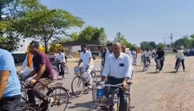 🌍विश्व पर्यावरण दिवस🌳
🌳एक पेड़ माँ के नाम अभियान: पौधारोपण कार्यक्रम
🌳पृथ्वीपुर तहसील के ग्राम पंचायत मड़िया में आयोजित वृहद पौधारोपण कार्यक्रम में जनप्रतिनिधियों एवं अधिकारियों ने पौधारोपण किया, साइकल रैली निकालकर पर्यावरण संरक्षण का संदेश दिया।
🌍विश्व पर्यावरण दिवस पर एक पेड़ माँ के नाम अभियान अंतर्गत जिला प्रशासन द्वारा ग्राम पंचायत मड़िया में पौधारोपण कार्यक्रम का आयोजन किया गया।
पूर्व विधायक पृथ्वीपुर डॉ. शिशुपाल यादव, श्री राजेश साहू, सरपंच श्री संजय दांगी, श्री भूपेंद्र अग्रवाल एवं स्थानीय जनप्रतिनिधियों ने एसडीएम सुश्री मनीषा जैन, डिप्टी कलेक्टर सुश्री स्वाति सिंह, तहसीलदार श्री शुभम मिश्रा एवं अधिकारियों के साथ साइकल रैली निकालकर पर्यावरण संरक्षण का संदेश दिया तथा एक पेड़ माँ के नाम अभियान के तहत पौधारोपण कर पर्यावरण संरक्षण की शपथ ली।
#WorldEnvironmentDay #SaveTreeSaveEnvironment #ekpedmaakenaam #savewater #जनकल्याण_अभियान #जल_गंगा_संवर्धन_अभियान_MP #JansamparkMP #niwari