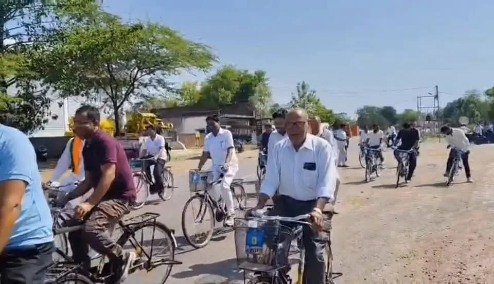🌍विश्व पर्यावरण दिवस🌳
🌳एक पेड़ माँ के नाम अभियान: पौधारोपण कार्यक्रम
🌳पृथ्वीपुर तहसील के ग्राम पंचायत मड़िया में आयोजित वृहद पौधारोपण कार्यक्रम में जनप्रतिनिधियों एवं अधिकारियों ने पौधारोपण किया, साइकल रैली निकालकर पर्यावरण संरक्षण का संदेश दिया।
🌍विश्व पर्यावरण दिवस पर एक पेड़ माँ के नाम अभियान अंतर्गत जिला प्रशासन द्वारा ग्राम पंचायत मड़िया में पौधारोपण कार्यक्रम का आयोजन किया गया।
पूर्व विधायक पृथ्वीपुर डॉ. शिशुपाल यादव, श्री राजेश साहू, सरपंच श्री संजय दांगी, श्री भूपेंद्र अग्रवाल एवं स्थानीय जनप्रतिनिधियों ने एसडीएम सुश्री मनीषा जैन, डिप्टी कलेक्टर सुश्री स्वाति सिंह, तहसीलदार श्री शुभम मिश्रा एवं अधिकारियों के साथ साइकल रैली निकालकर पर्यावरण संरक्षण का संदेश दिया तथा एक पेड़ माँ के नाम अभियान के तहत पौधारोपण कर पर्यावरण संरक्षण की शपथ ली।
#WorldEnvironmentDay #SaveTreeSaveEnvironment #ekpedmaakenaam #savewater #जनकल्याण_अभियान #जल_गंगा_संवर्धन_अभियान_MP #JansamparkMP #niwari