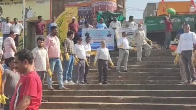 🌱 हरदा की जीवन रेखा "अजनाल नदी" के संरक्षण हेतु सामूहिक श्रमदान! 🌱
विश्व पर्यावरण दिवस के विशेष अवसर पर आज शुक्रवार को हरदा के ऐतिहासिक अजनाल नदी के पेड़ीघाट पर भव्य श्रमदान एवं सफाई अभियान चलाया गया। पर्यावरण संरक्षण का संदेश देते हुए जनप्रतिनिधियों, प्रशासनिक अधिकारियों, सामाजिक संगठनों और जागरूक नागरिकों ने एकजुट होकर हाथों में फावड़ा-तसला थामा और घाट की संपूर्ण सफाई की।
अजनाल नदी हमारे हरदा की जीवन रेखा है। इसे स्वच्छ और अविरल रखना हम सभी की सामूहिक सामाजिक जिम्मेदारी है। पर्यावरण संरक्षण का संकल्प केवल एक दिन के लिए नहीं, बल्कि पूरे वर्ष हमारे व्यवहार में दिखना चाहिए।
#WorldEnvironmentDay #CleanHarda #GreenHarda #SaveEnvironment #SaveWater #SocialService #HardaUpdate #CleanIndiaMission #CommunityEffort
