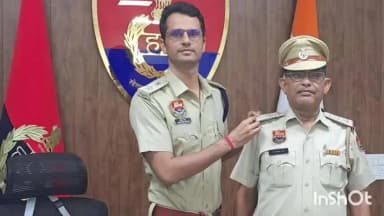 रेवाड़ी: डीडीए ब्रांच में तैनात एसआई सुंदर लाल बने इंस्पेक्टर, एसपी श्री हेमेंद्र कुमार मीणा, IPS ने कंधों पर स्टार लगाते हुए उज