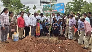 ಹಗರಿಬೊಮ್ಮನಹಳ್ಳಿ: ಪಟ್ಟಣದ ಆಡಳಿತ ಸೌಧ ಕಚೇರಿ ಆವರಣದಲ್ಲಿ ಪರಿಸರ ದಿನಾಚರಣೆ ಕಾರ್ಯಕ್ರಮ ಶಾಸಕ ಕೆ. ನೇಮಿರಾಜ್ ನಾಯ್ಕ್ ಭಾಗಿ