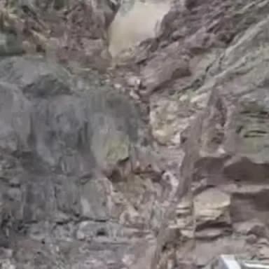 पूह: हल्की बारिश के बाद ज़िले के ऊँचाई वाले पहाड़ी इलाकों में पत्थरों के गिरने का सिलसिला शुरू, तस्वीरें आई सामने