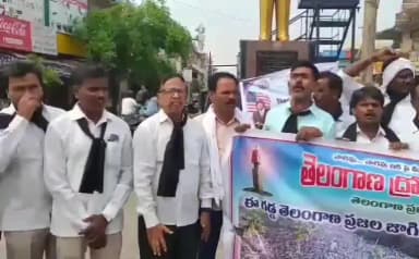 సిద్దిపేట అర్బన్: హుస్నాబాద్లోని అంబేడ్కర్ చౌరస్తా వద్ద JAC ఆధ్వర్యంలో జనసేన అధినేత పవన్ కళ్యాణ్ దిష్టిబొమ్మ దగ్ధం