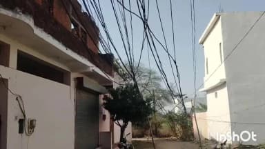 कटनी नगर: खतरों के साए के बीच शिव नगर बालाजी नगर के रहवासी, बांस की बल्लियों के सहारे घरों में विद्युत आपूर्ति#jansamshya
