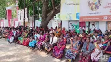 ଉମରକୋଟ: ଜିଲ୍ଲାପାଳଙ୍କ କାର୍ଯ୍ୟାଳୟରେ ବେଆଇନ ମଦ ବିକ୍ରି ବନ୍ଦ କରିବାକୁ ଦାବି କଲେ ପାପଡାହାଣ୍ଡି ବ୍ଲକର ବିଭିନ୍ନ ଗାଁର ଶତାଧିକ ମହିଳା