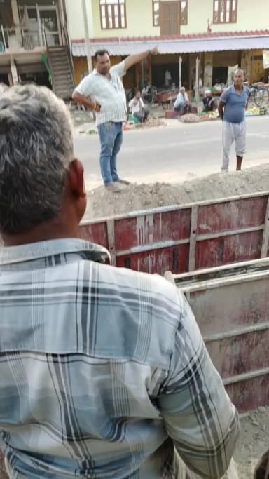 धरई चौराहा पर सड़क निर्माण के अंतर्गत नाले के निर्माण में ठेकेदारों की कालाबाजारी घोटाला