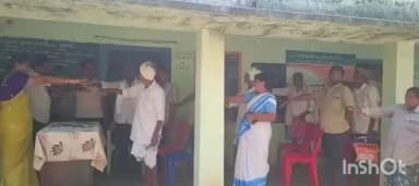 జూలూరుపాడు: జూలూరుపాడు మండల మాచినేనిపేట తండాలో ప్రపంచ పర్యావరణం దినోత్సవం సందర్భంగా గ్రామస్తులతో ప్రతిజ్ఞ చేయించిన అధికారులు