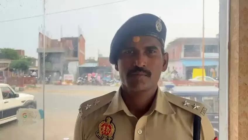 #gorakhpurpolice
#PoliceAction
➡️आज दिनांक 05.06.2026 को दोपहर में #UP112 पर सूचना प्राप्त हुई कि थाना खोराबार क्षेत्रान्तर्गत पीडब्ल्यूडी कार्य हेतु हाइड्रा से पाइप एवं तार ले जाते समय उसके साथ कार्यरत एक मजदूर नीचे गिर गया, जिससे हाइड्रा की चपेट में आने से उसकी मृत्यु हो गई।
➡️ सूचना पर #PsKhorabar पुलिस तत्काल मौके पर पहुंचकर शव को कब्जे में लेकर पोस्टमार्टम हेतु भेज दिया गया है, अग्रिम विधिक कार्यवाही की जा रही है।
➡️जिसके संबंध में स0पु0अ0/क्षेत्राधिकारी कैण्ट द्वारा दी गई वीडियो बाइट
#UPPolice #VideoByte
@dgpup @AdgGkr @diggorakhpur