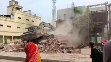 कहलगांव: पीरपैंती एन एच 80 पर चला प्रशासन का पोपलेन अवैध निर्माण ध्वस्त भूमि अतिक्रमण अभियान