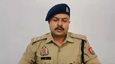 #थाना_बरदह क्षेत्रान्तर्गत निजी एम्बुलेंस व ऑटो के मध्य हुए सड़क दुर्घटना की सूचना पर पुलिस द्वारा तत्काल मौके पर पहुंचकर घायलों को उपचार हेतु अस्पताल भिजवाया गया तथा मृतकों के शवों को कब्जे में लेकर पोस्टमार्टम हेतु भेजा गया। मृतका के पुत्र की तहरीर के आधार पर थाना बरदह पर सुसंगत धाराओं में अभियोग पंजीकृत कर आवश्यक विधिक कार्यवाही की जा रही है के संबंध में #Colalganjazh श्री भूपेश कुमार पाण्डेय का आधिकारिक वक्तव्य।
@Uppolice
@adgzonevaranasi
@digazamgarh